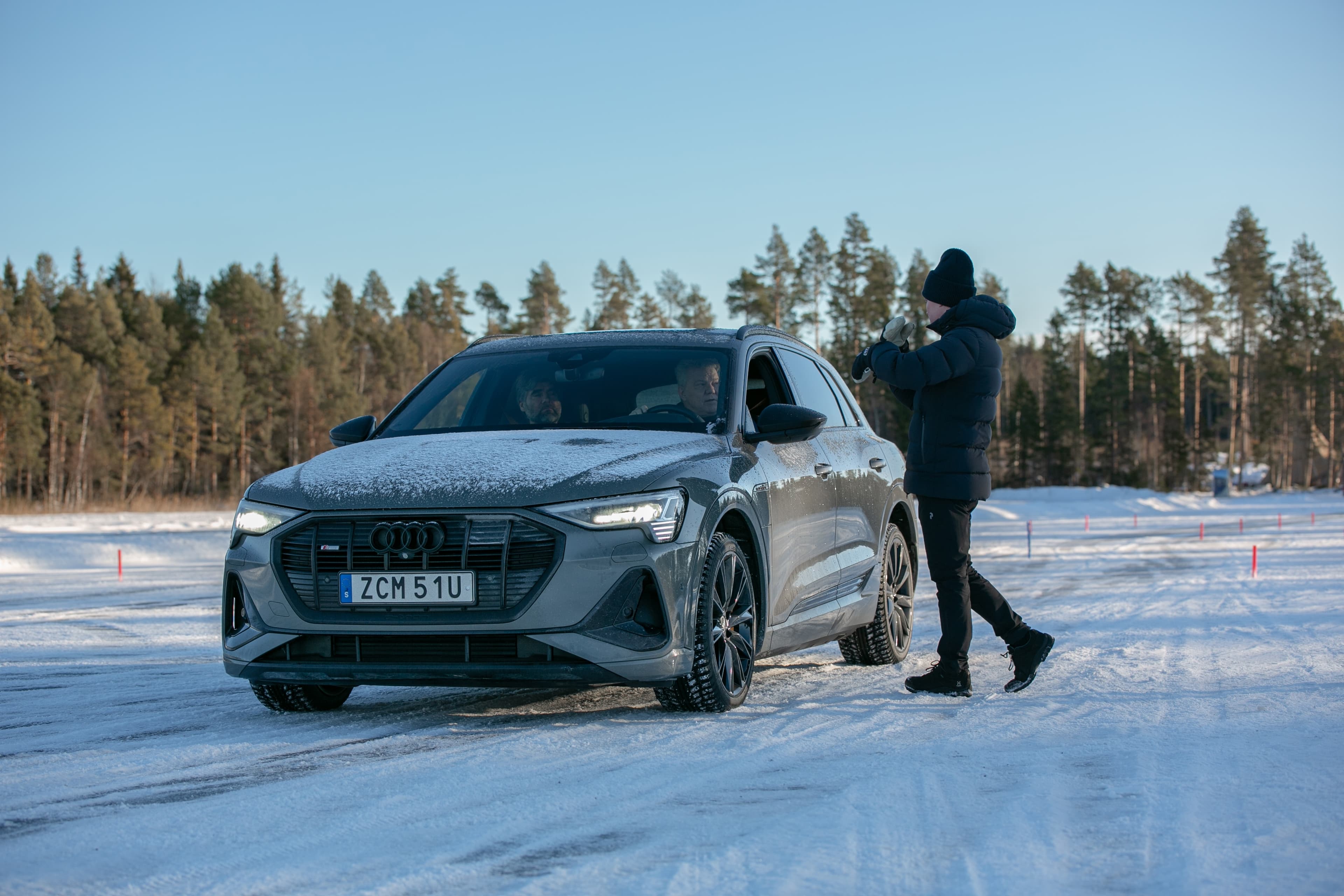 Instruktören Filip Carlsson coachar deltagarna under övningarna.