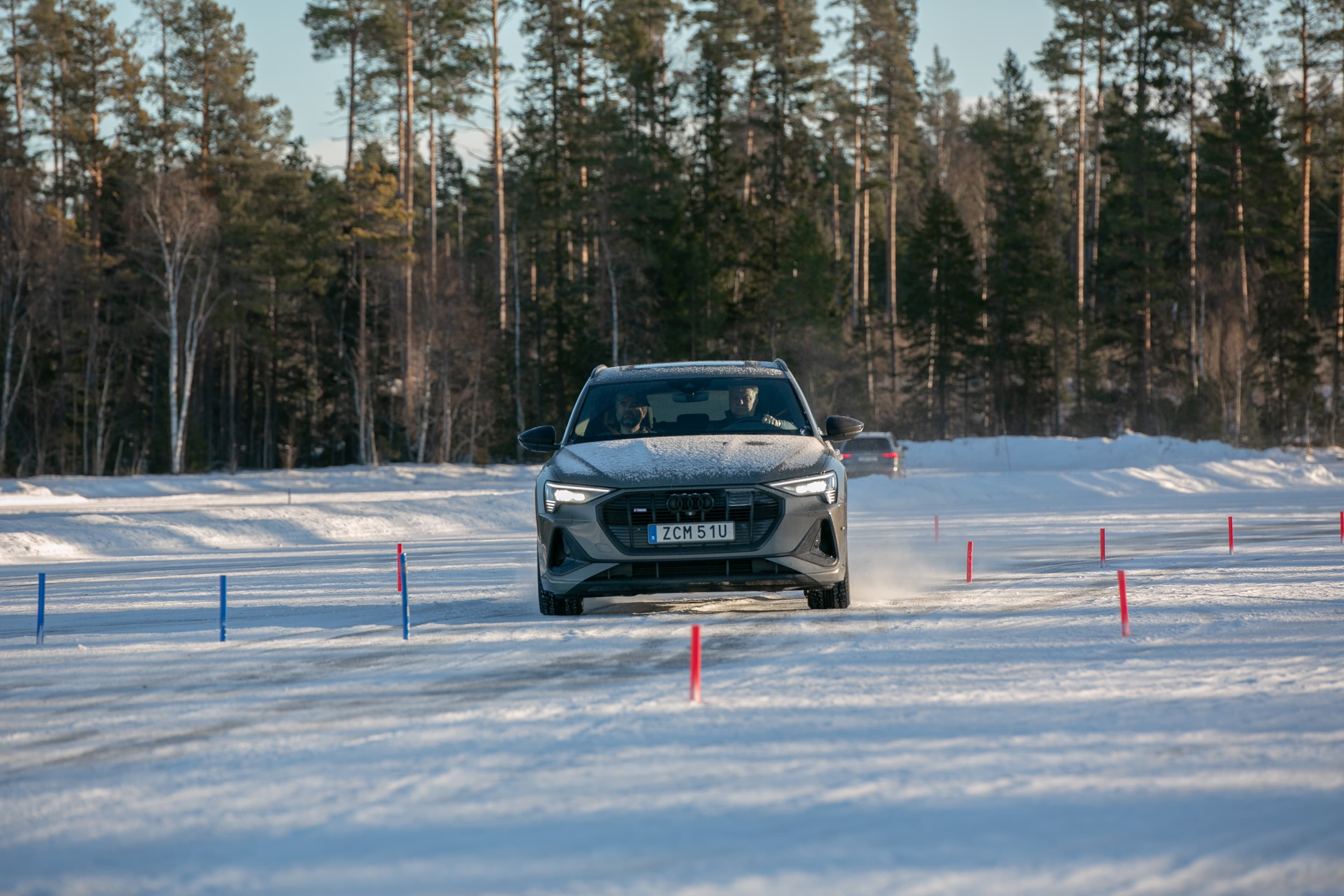 Under kursen får du testa att göra undanmanövrar och köra slalom i en snirklig bana.