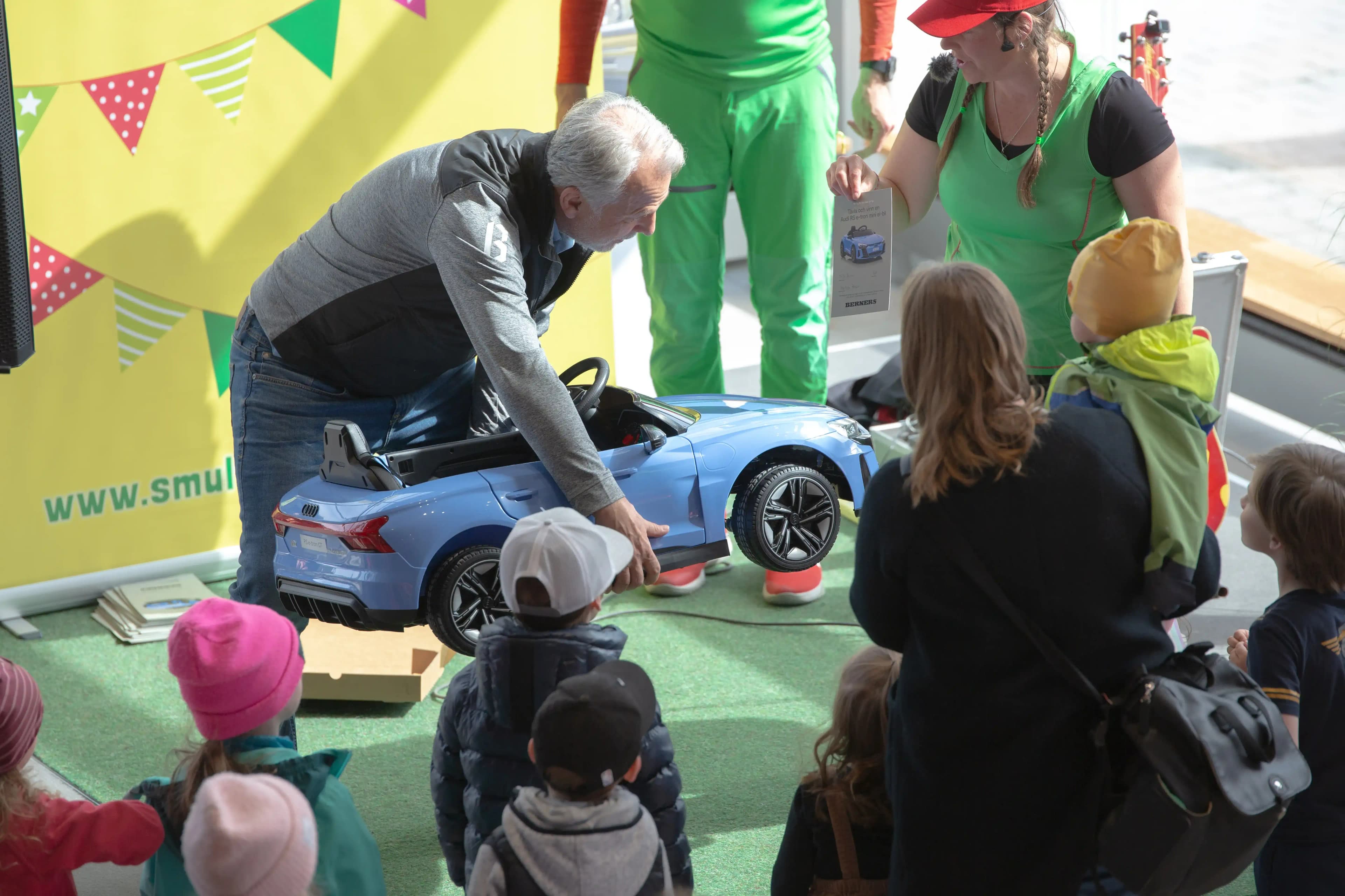 Klockan 14.30 har vi utlottning av en Audi RS e-tron GT el minibil i Volkswagen-hallen.