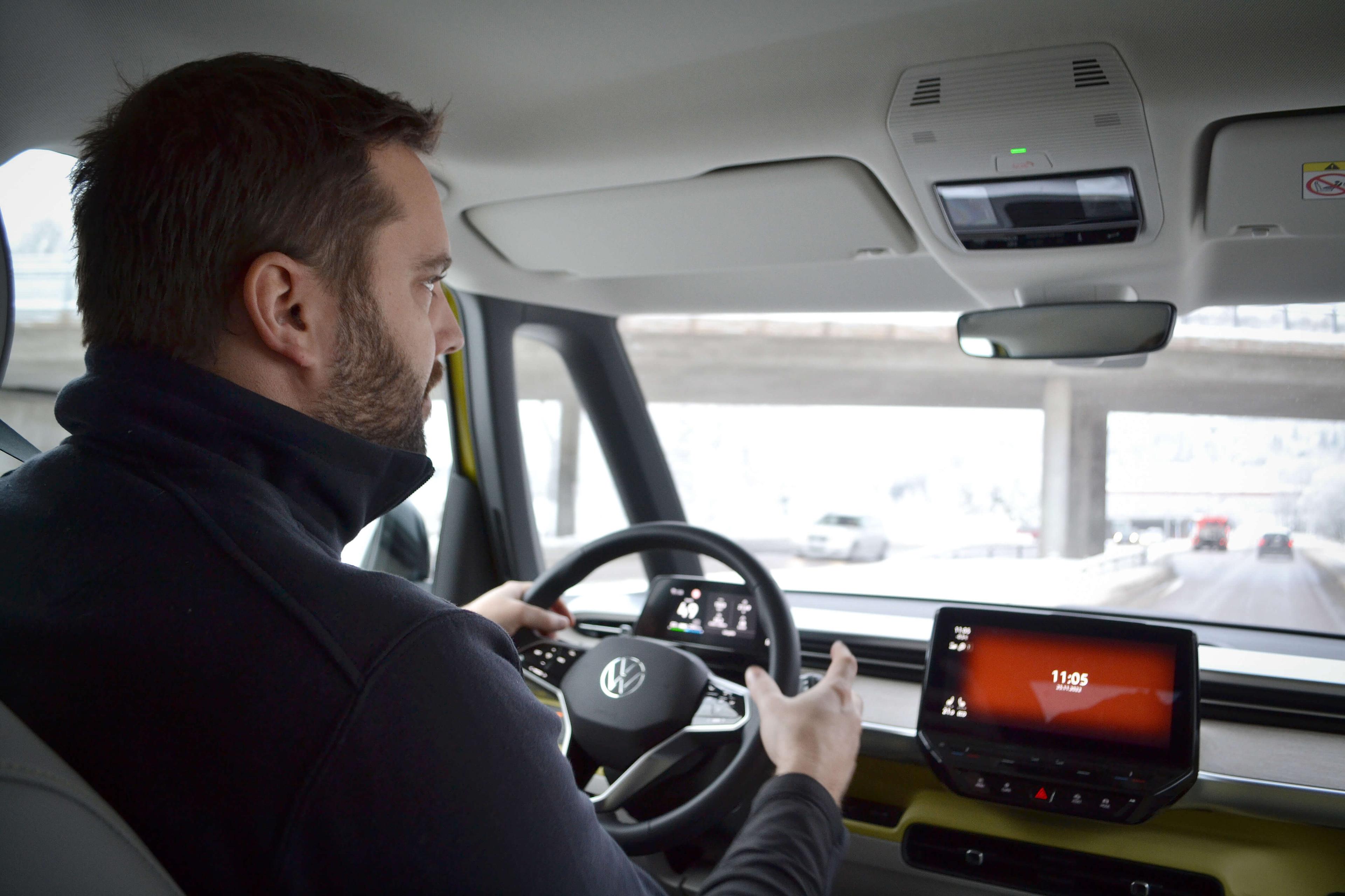 ”Jag tycker att den känns väldigt modern. Även om den är lik ID.3, ID.4 och ID.5 så är ID. Buzz något nytt, något annat”, säger Erik Ljungblom, säljare Volkswagen Transportbilar hos Berners.