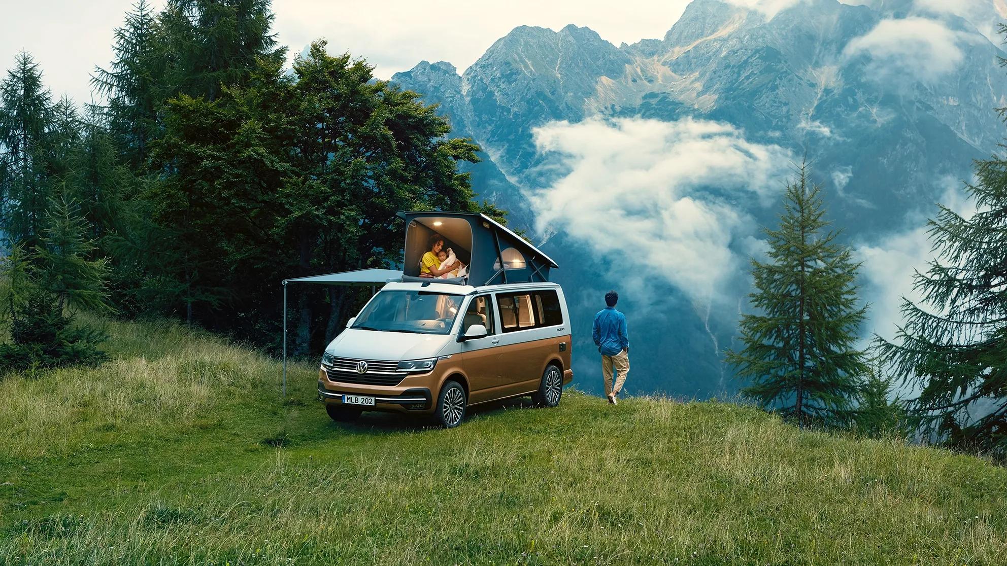 När du semestrar med husbil väljer du själv var du vill stanna för en paus eller övernattning. Det kan ge dig många vackra naturupplevelser. På bilden syns en Volkswagen California 6.1.