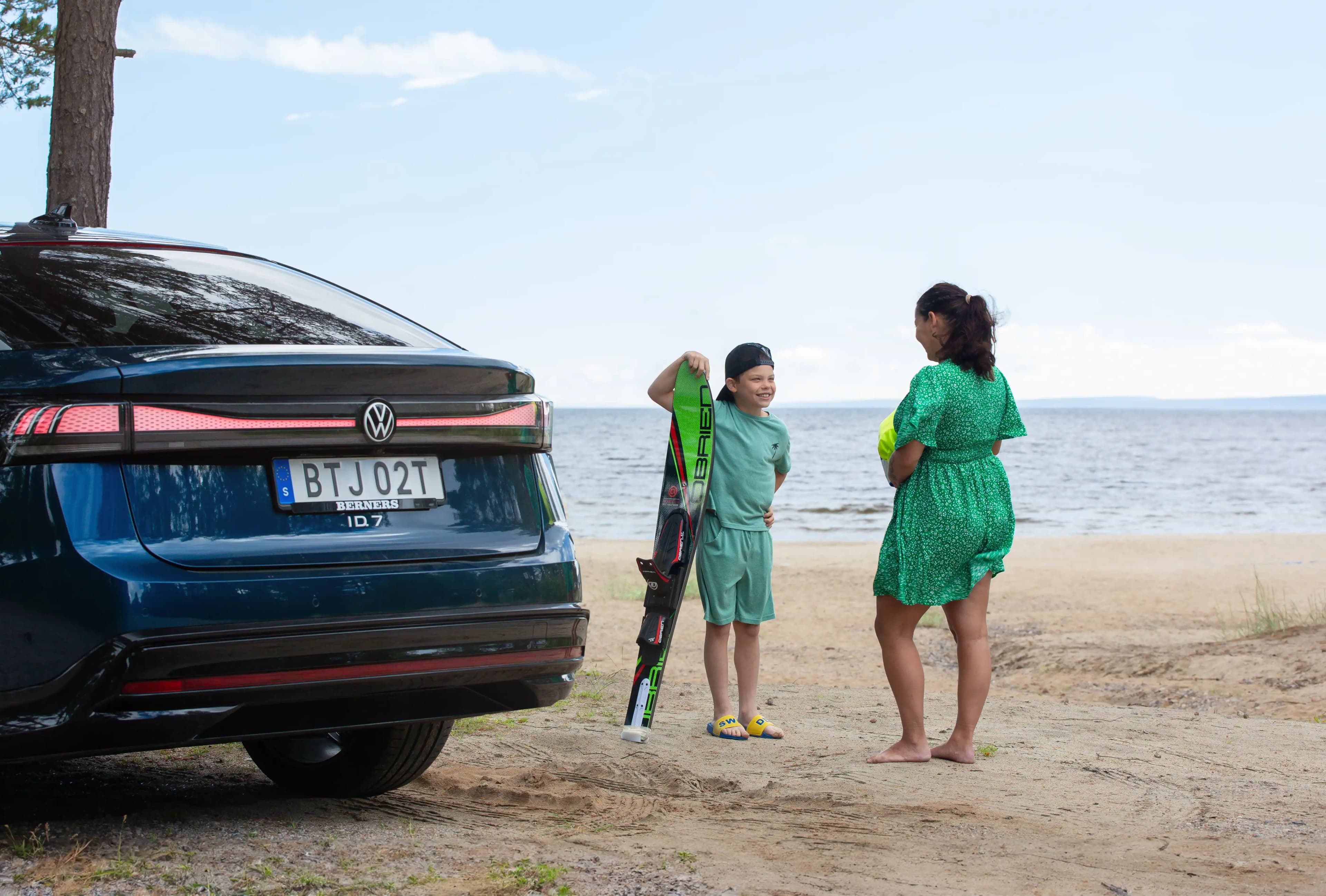 Passa på att ladda din elbil vid varje stopp. Till exempel medan du hänger på stranden.