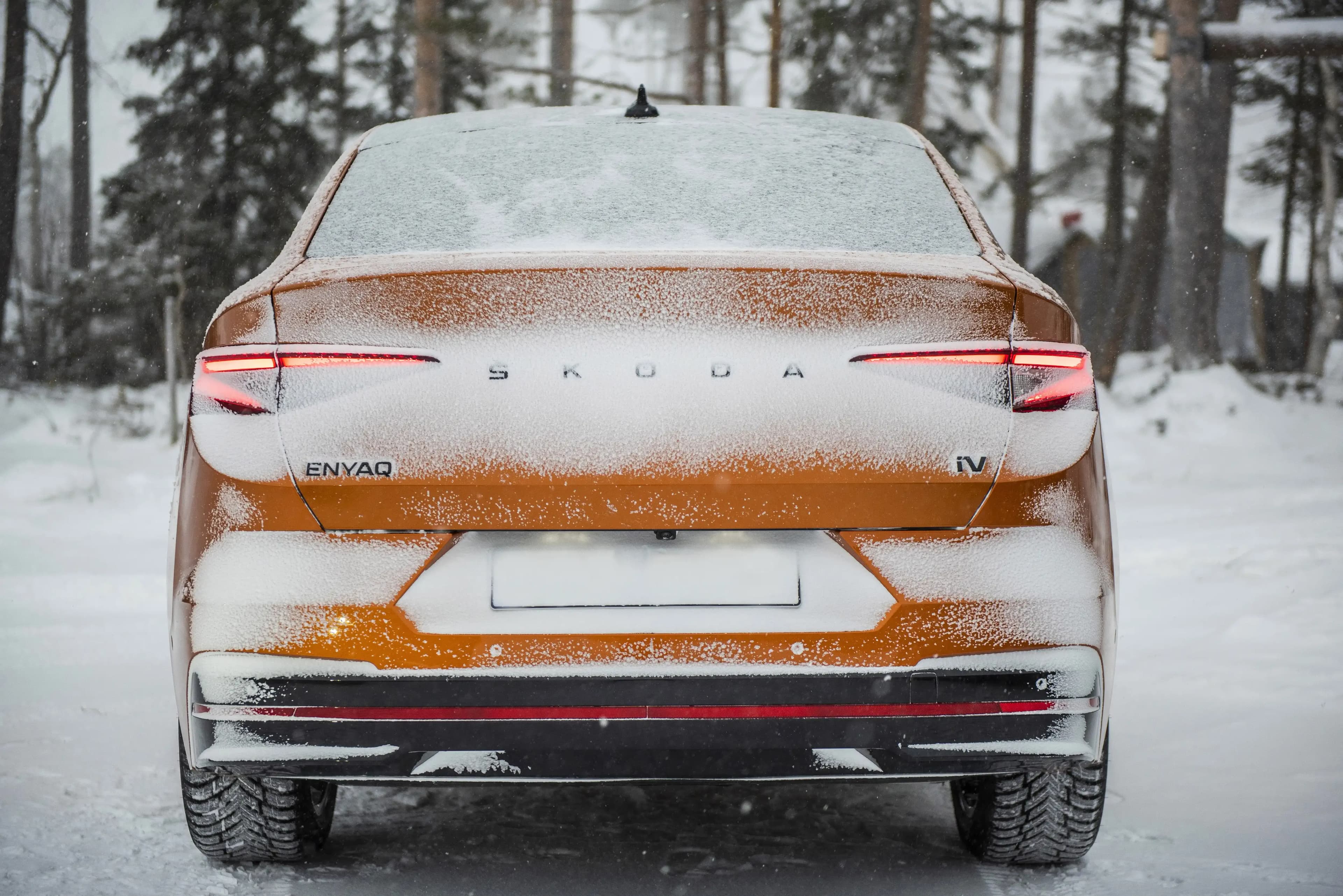 Snö, is och smuts kan skymma sensorernas sikt så se till att hålla dem rena.